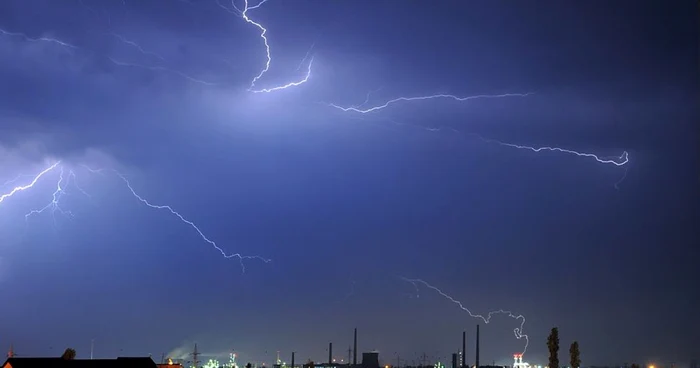 Fulgere spectaculoase au brăzdat cerul înainte de ploaie. Foto Sorin Petculescu