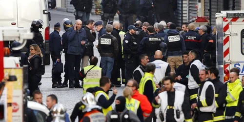 Operaţiune antiteroristă în suburbia Saint Denis din Paris FOTO AP