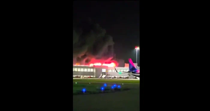 O parcare din apropierea aeroportului a fost cuprinsă de flăcări FOTO captură video X