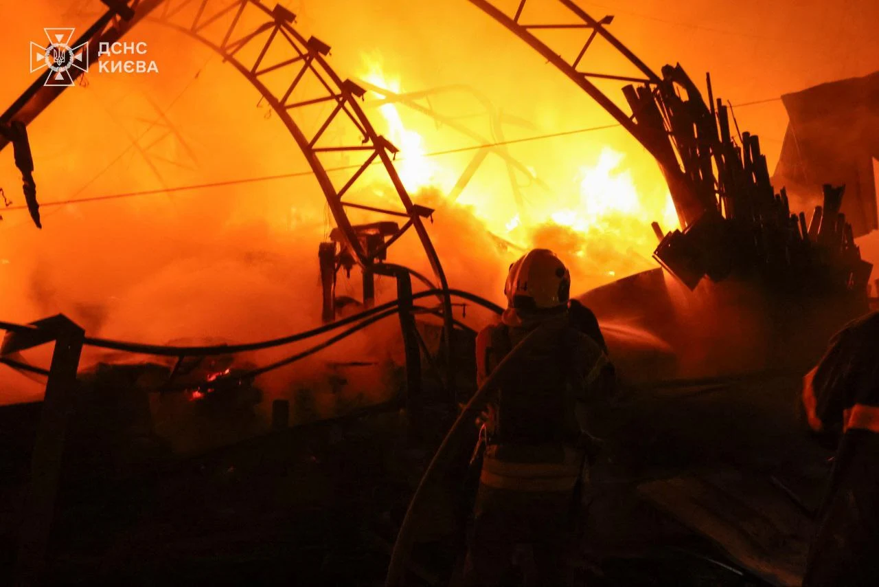 Rusia atacă Kievul pentru a doua noapte consecutiv: șapte răniți și clădiri avariate