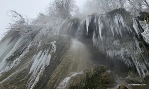 Casacada Clocota iarna  Foto Daniel Guță ADEVĂRUL (8) jpg