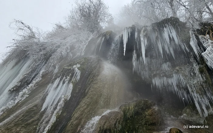 VIDEO Cascada din România care fumegă în timpul iernii. Fenomenul uimitor întâlnit în zilele geroase
