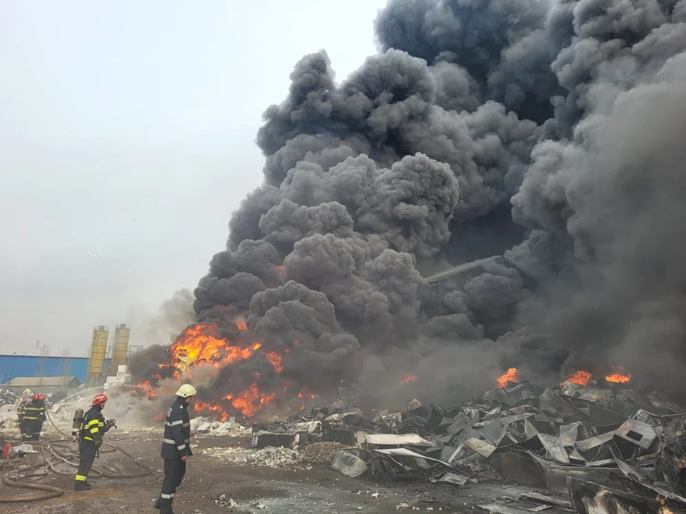 Deșeurile reciclabile au luat foc și s-a format un fum negru și gros 