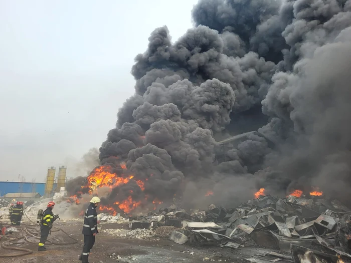 Deșeurile reciclabile au luat foc și s-a format un fum negru și gros 
