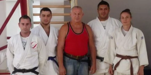 Ilie Gîdea (centru, în roşu), alături de câţiva dintre sportivii săi de la Strehaia