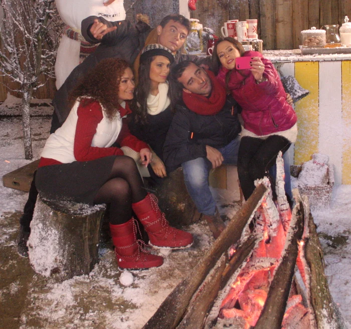 Toţi colegii s-au distrat în jurul focului de tabără