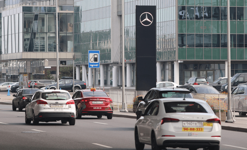 Mercedes-Benz se retrage complet din Rusia. Cui vinde subsidiarele