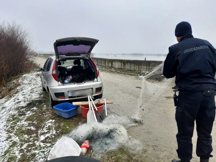 Un tânăr de 25 de ani a fost prins cu două plase în lungime de 700 de metri Foto: Jandarmeria Gorj