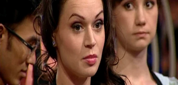 Casnica nemulţumită (centru) şi Andreea, concurenta nepregătită, au pierdut cursa culinară
