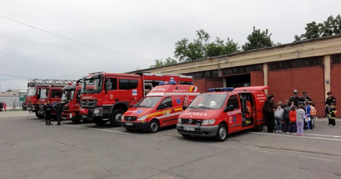 Pompierii buzoieni vor ieşi cu tehnica de luptă în stradă
