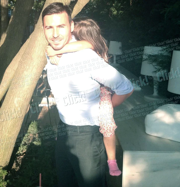 
    Micuţa Rania a sărbătorit împlinirea celor 4 anişori alături de fotbalist şi  de mama sa, Denisa Nechifor  
