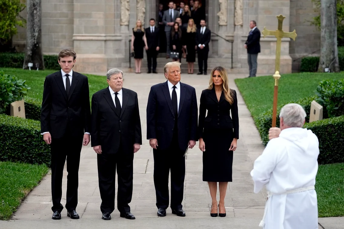 Donald, Melania și Barron Trump la înmormântarea mamei fostei Prime Doamne