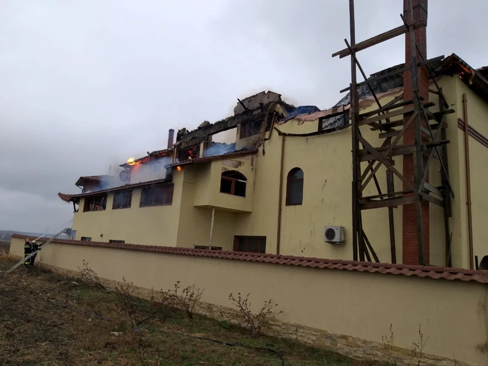 Incendiul a cuprins acoperişul lăcaşului de cult FOTO ISU