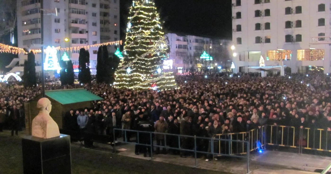 Mii de oameni au venit în Piaţa Civică pentru a asista la focul de artificii FOTO: Ionuţ Balaban