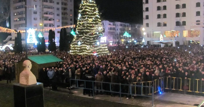 Mii de oameni au venit în Piaţa Civică pentru a asista la focul de artificii FOTO: Ionuţ Balaban