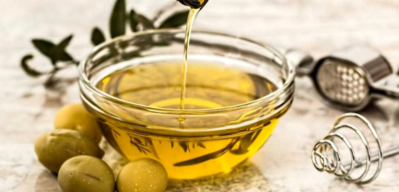 Uleiurile vegetale, presate la rece, sunt bogate în vitamina E şi nu trebuie să lipsească
 din alimentaţia celor cu probleme cardiovasculare.