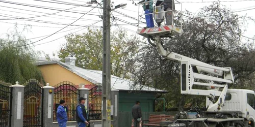 Angajaţii ADP lucrează de zor la montarea beculeţelor