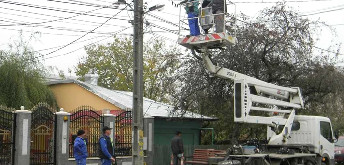 Angajaţii ADP lucrează de zor la montarea beculeţelor