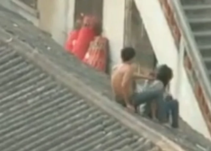 A dezbrăcat-o şi ameninţat-o cu moartea ca să-i convingă părinţii că este soţul ideal