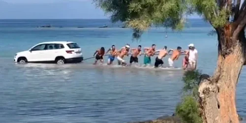 suv in apa in grecia captura png