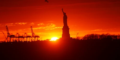 Statuia Libertăţii din New York surprinsă în timpul unui apus de soare. FOTO Guliver/Gettyimages