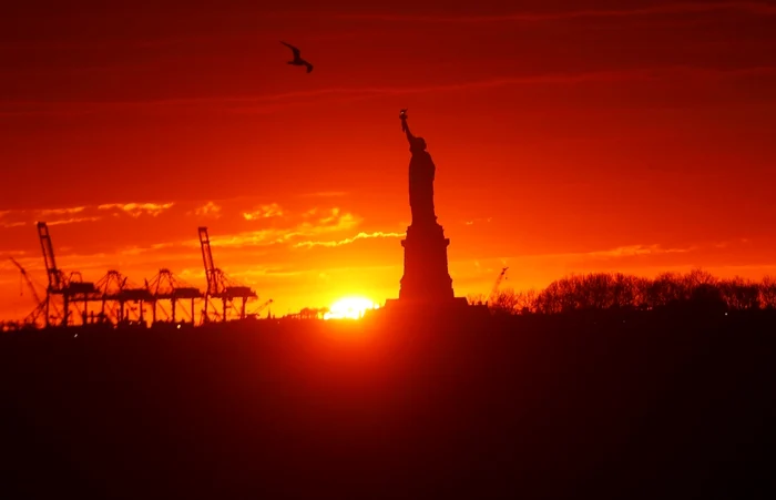 Statuia Libertăţii din New York, surprinsă în timpul unui apus de soare FOTO Guliver/Getty Images