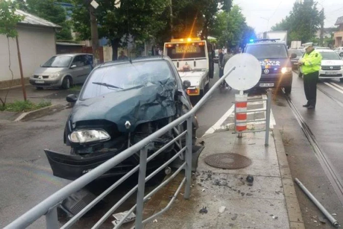 Maşina a fost avariată serios în urma impactului Foto: obiectivbr.ro