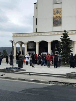 Enoriaşi grămadă la slujba religioasă de la o biserică din Râmnicu Vâlcea - Catedrala din Ostroveni Foto Bogdan Florin Ţigaret