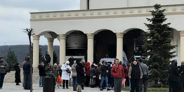 Enoriaşi grămadă la slujba religioasă de la o biserică din Râmnicu Vâlcea - Catedrala din Ostroveni Foto Bogdan Florin Ţigaret