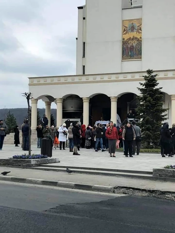 Parohia Română îi indeamnă pe credincioşi să nu iasă din casă decât pentru situaţii de maximă necesitate. FOTO Bogdan Florin Ţigaret, 22 martie 2020.