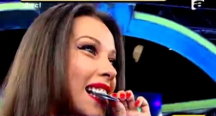 Iuliana Luciu a fost sărutată de magicianul Benno Six (captura Antena 1)