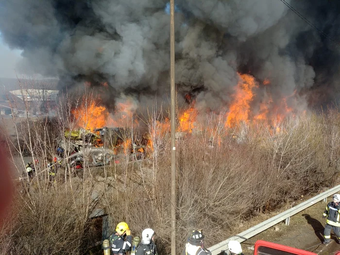 Arde o stivă întreagă de mașini