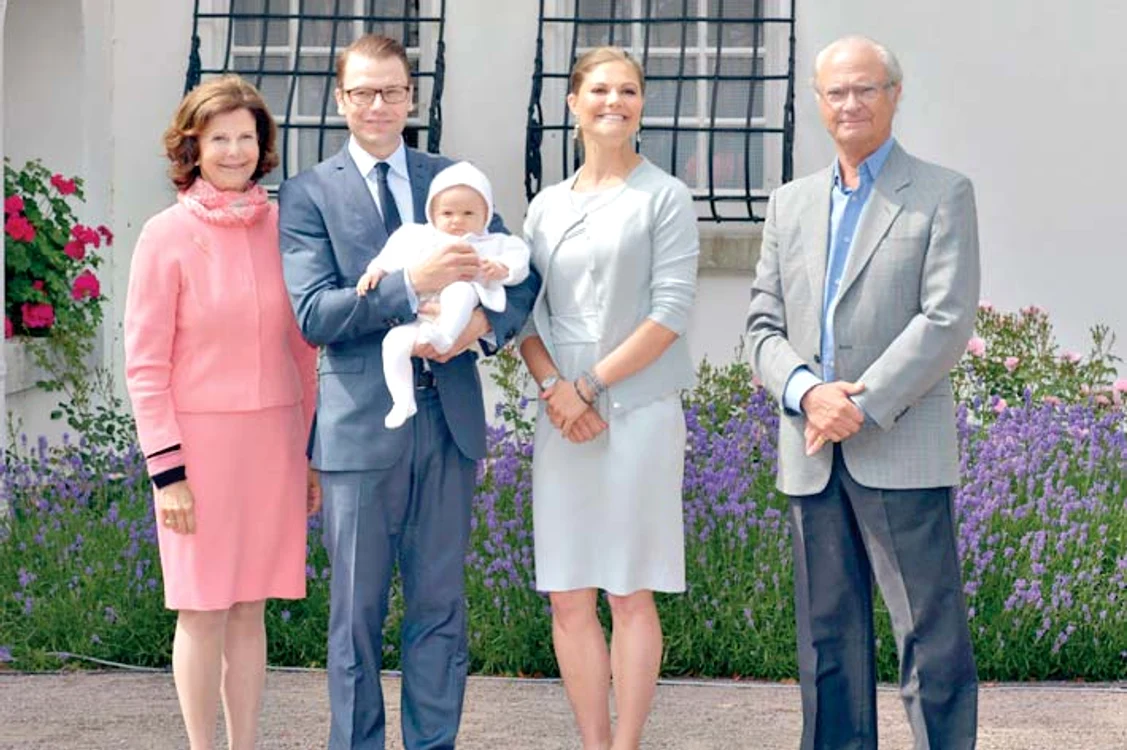 De la sânga la dreapta: Regina Silvia,  Prinţul Daniel ţinând-o în  braţe pe Prinţesa Estelle, Prinţesa  Victoria şi Regele Carl XVI Gustaf