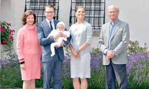 De la sânga la dreapta: Regina Silvia,  Prinţul Daniel ţinând o în  braţe pe Prinţesa Estelle, Prinţesa  Victoria şi Regele Carl XVI Gustaf jpeg