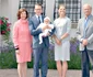 De la sânga la dreapta: Regina Silvia, Prinţul Daniel ţinând o în braţe pe Prinţesa Estelle, Prinţesa Victoria şi Regele Carl XVI Gustaf