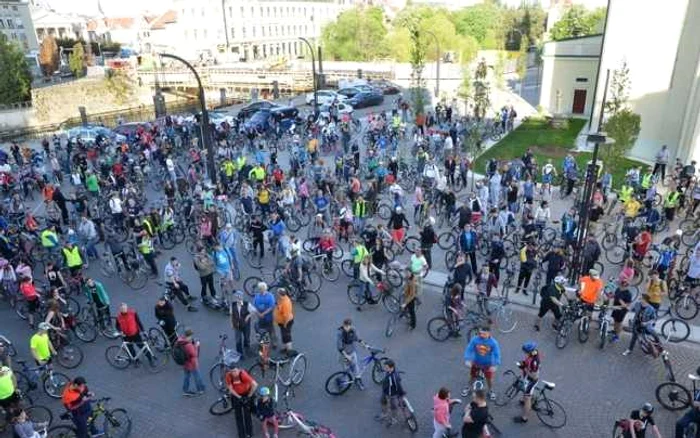 Biciclistii s-au adunat in fata Primariei Oradea Foto-Claudia Bonchis