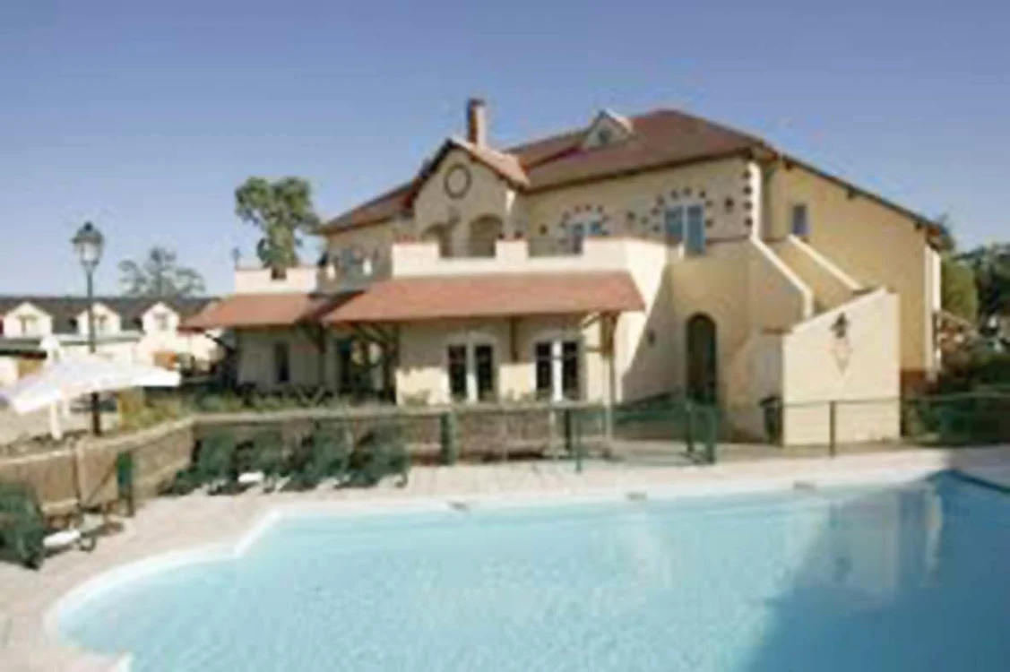 Hotelul are mai multe piscine exterioare