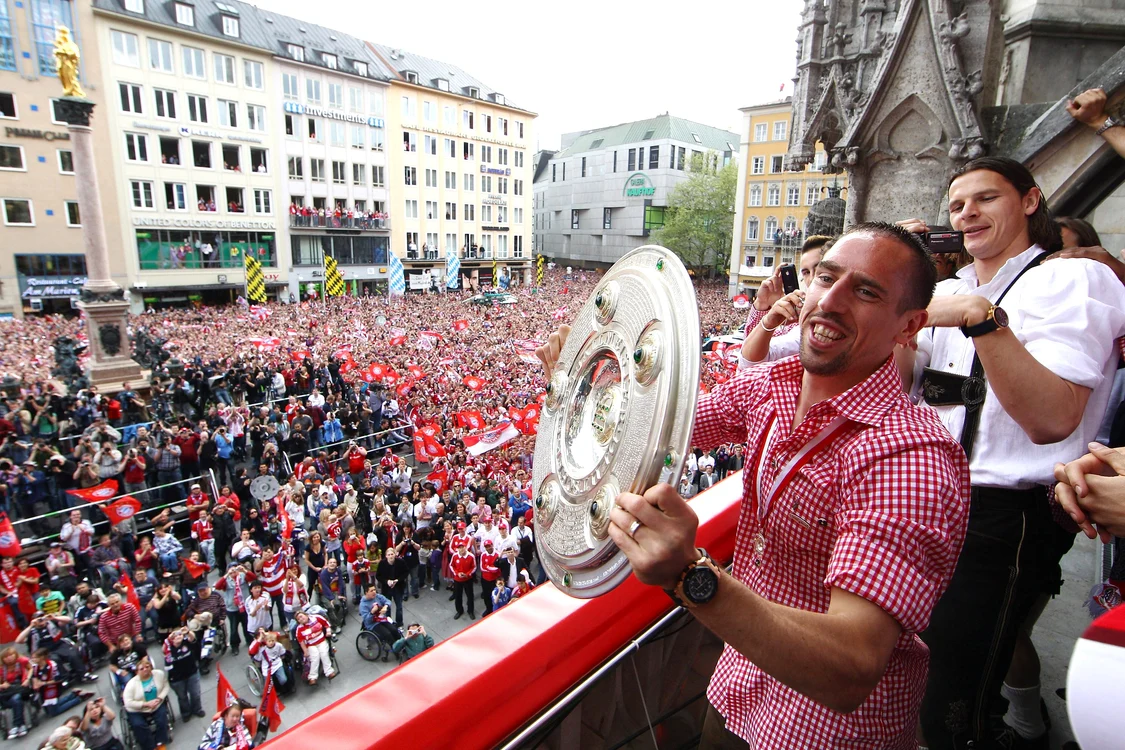 Ribery le arata trofeul fanilor