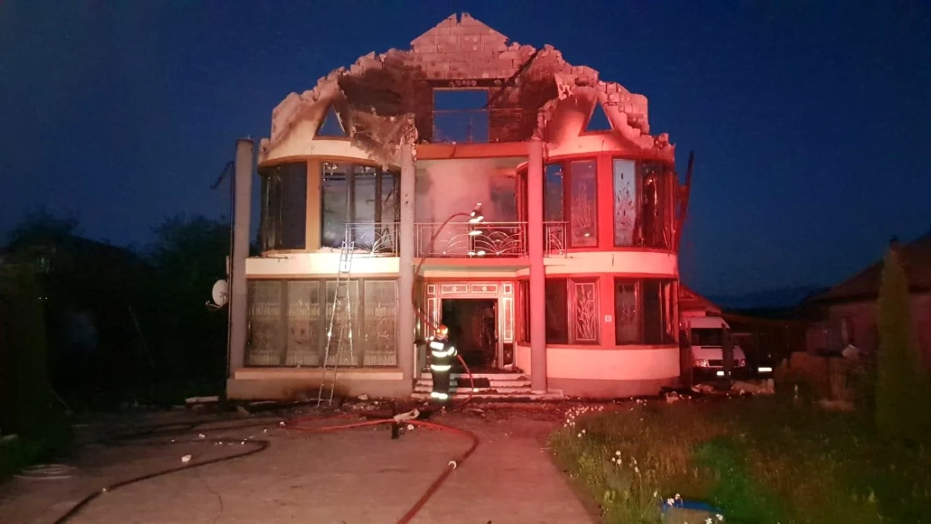 Vila a fost distrusă de flăcări