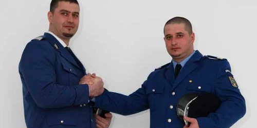 Plutonierul major Georgică Bratu (stânga) îl va înlocui pe bunul său prieten Adrian Furcilă (dreapta)