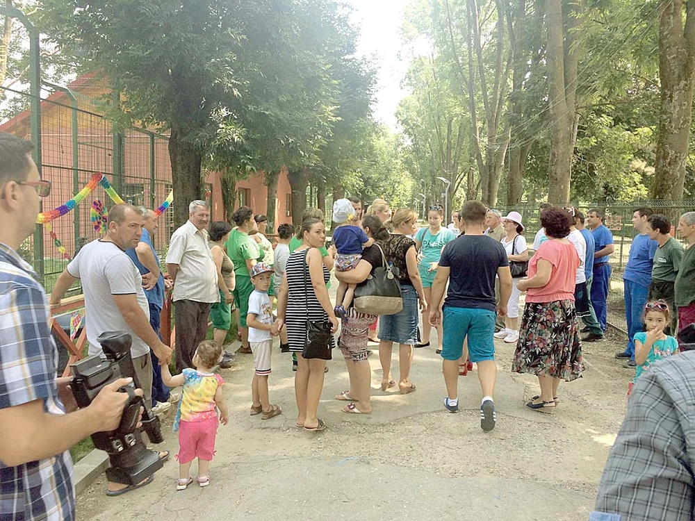 Mulţi ploieșteni au venit la Zoo ca să participe la nunta tigrilor
