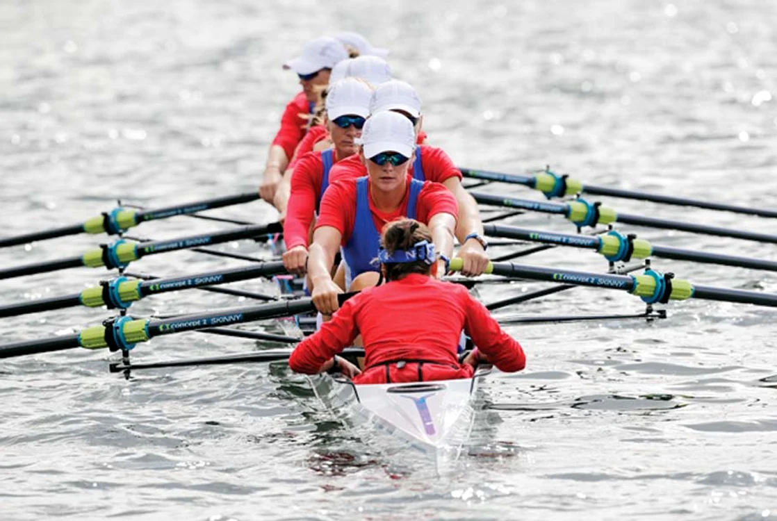 Barca de 8+1 va concura mâine