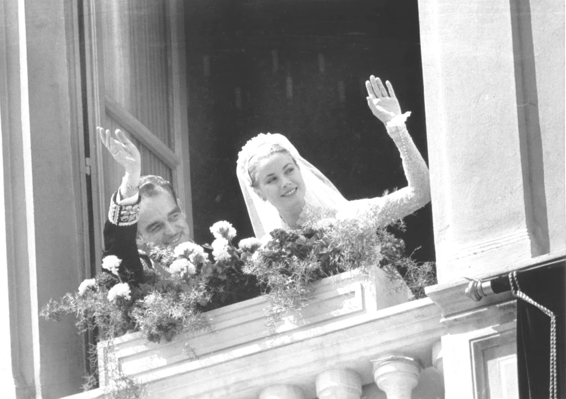 Grace Kelly, în ziua nunții, alături de soț, Prințul Rainier