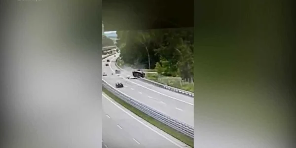 Momentul în care un microbuz plin cu români este spulberat, pe o autostradă din Cehia, de un vitezoman