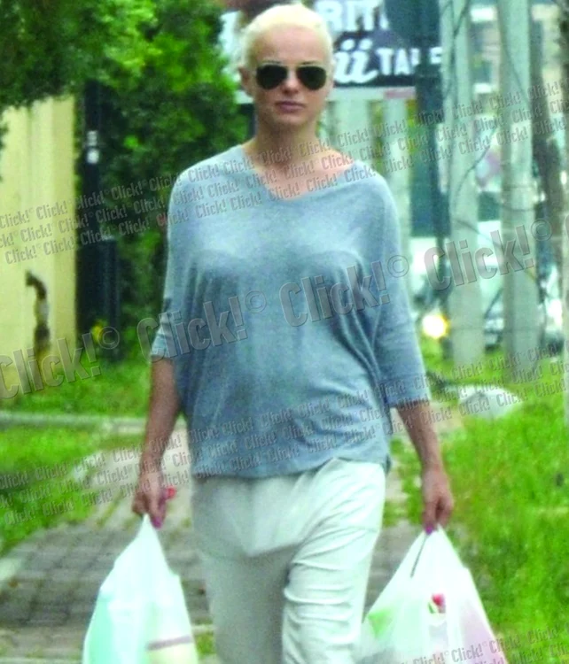 Singură la  cumpăraturi