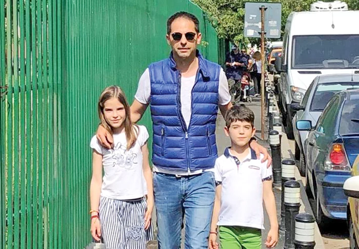 Dan Negru, alături de Dara (9 ani), care e foarte bună la matematică