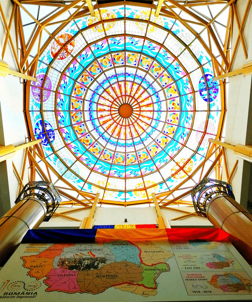 Fisuri la cupola-vitraliu unică a bibliotecii din Vâlcea remarcată de Academia Recordurilor Mondiale FOTO