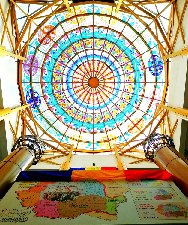 Cupola vitraliu unică a Bibliotecii Județene din Râmnicu Vâlcea Foto Valentin Vali jpg