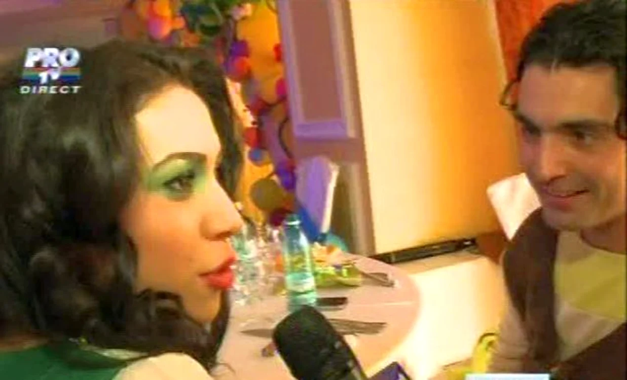 
    Pepe şi Raluca Pastramă, la tăierea moţului lui David Măruţă (Foto: captură video Pro TV)  