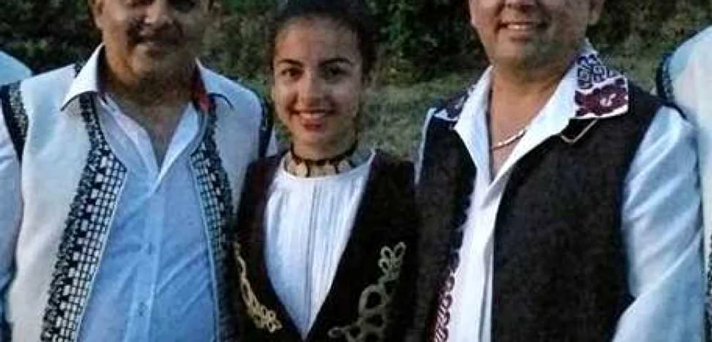 Cristian Drăgan (prumul din stânga) alături de cei doi fraţi FOTO Facebook